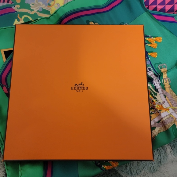 Hermes Bouquets Sellier Scarf 100%Silk - Picture 6 of 6